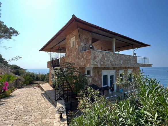 4+2 Villa directly on the Sea with own Bay and Pier in Alanya