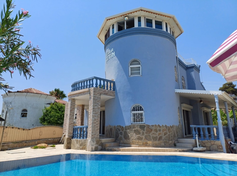 4+1 Detached Villa with private Pool in Türkler