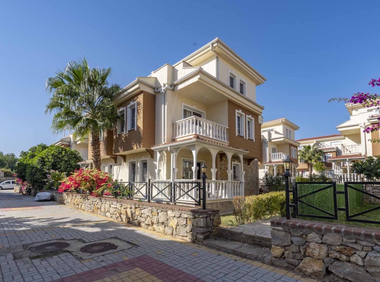 3+1 Villa in Complex with all Activities in Türkler